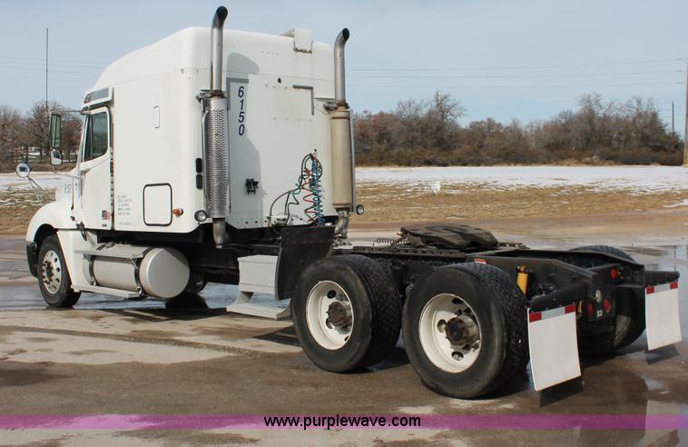 image for item H8374 2004 Freightliner Columbia semi truck