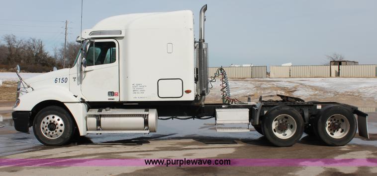 image for item H8374 2004 Freightliner Columbia semi truck