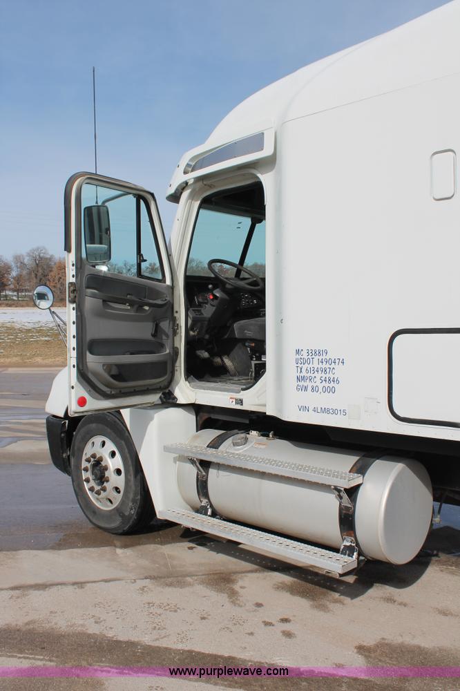 image for item H8374 2004 Freightliner Columbia semi truck