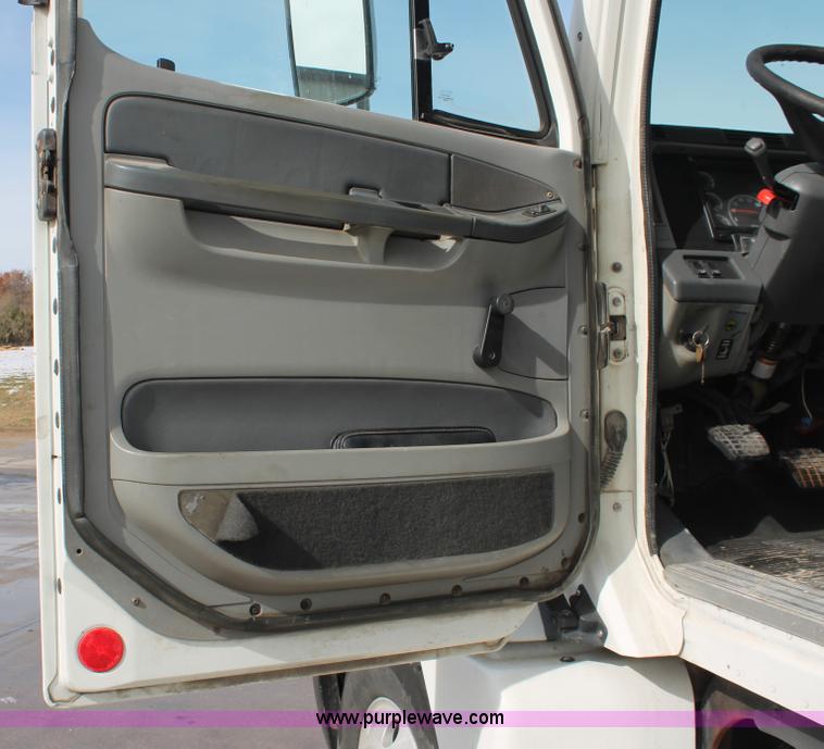 image for item H8374 2004 Freightliner Columbia semi truck