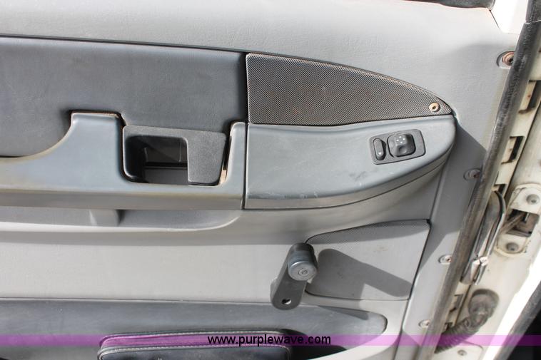 image for item H8374 2004 Freightliner Columbia semi truck