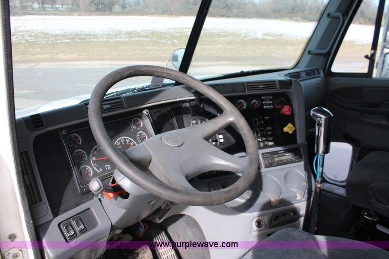 image for item H8374 2004 Freightliner Columbia semi truck