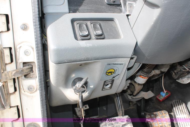 image for item H8374 2004 Freightliner Columbia semi truck