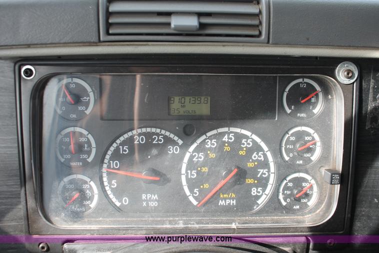 image for item H8374 2004 Freightliner Columbia semi truck