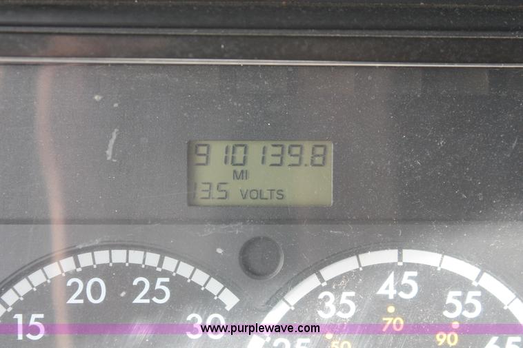 image for item H8374 2004 Freightliner Columbia semi truck