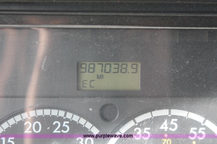 image for item H8374 2004 Freightliner Columbia semi truck