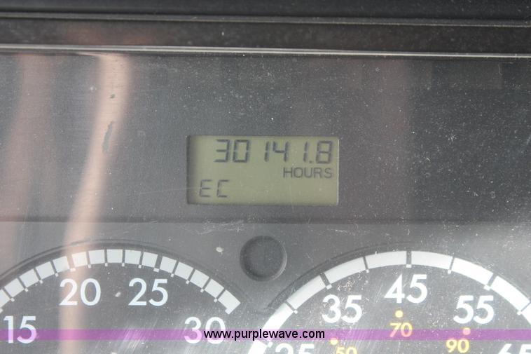 image for item H8374 2004 Freightliner Columbia semi truck