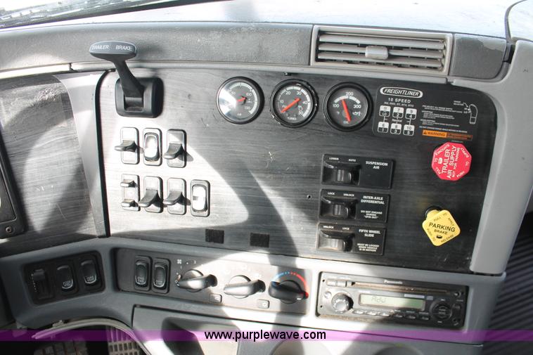 image for item H8374 2004 Freightliner Columbia semi truck