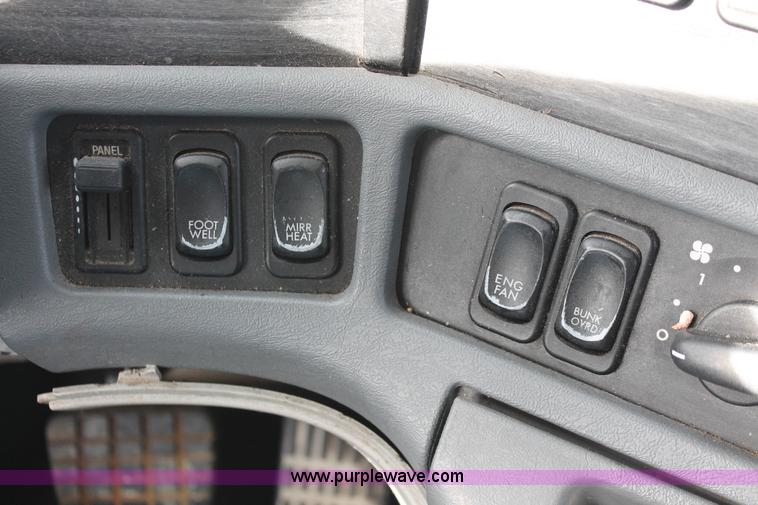 image for item H8374 2004 Freightliner Columbia semi truck