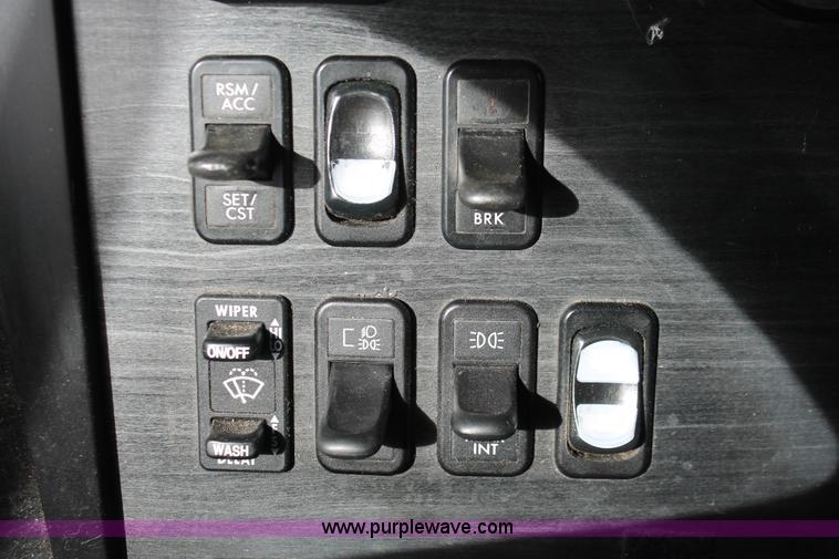 image for item H8374 2004 Freightliner Columbia semi truck