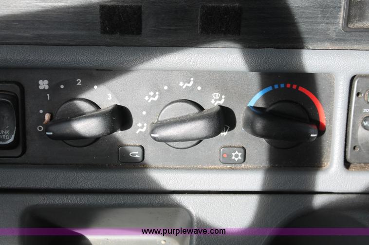 image for item H8374 2004 Freightliner Columbia semi truck