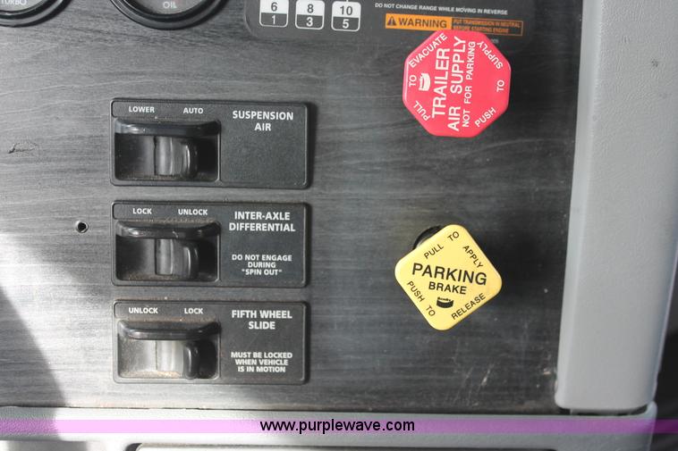 image for item H8374 2004 Freightliner Columbia semi truck