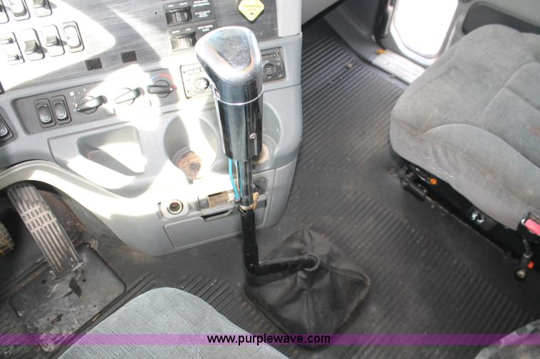 image for item H8374 2004 Freightliner Columbia semi truck