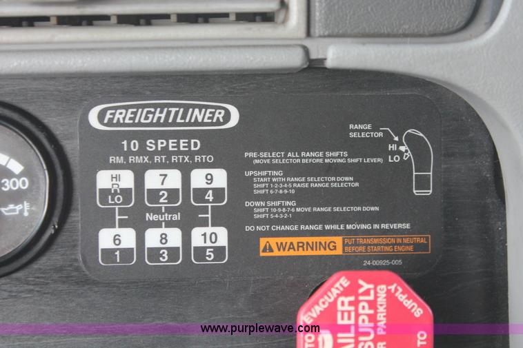 image for item H8374 2004 Freightliner Columbia semi truck