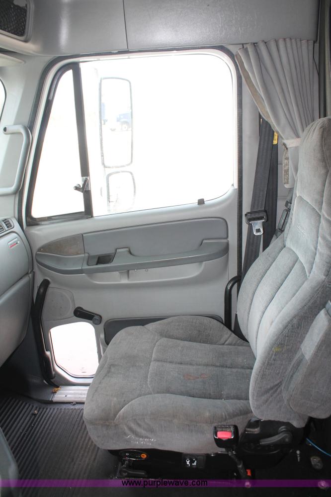 image for item H8374 2004 Freightliner Columbia semi truck