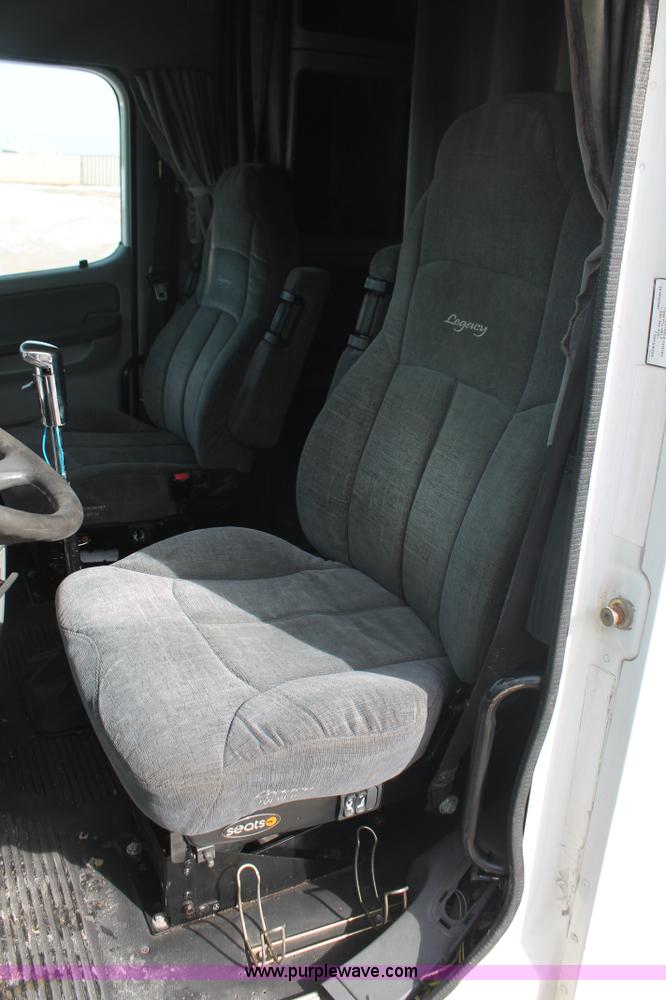 image for item H8374 2004 Freightliner Columbia semi truck