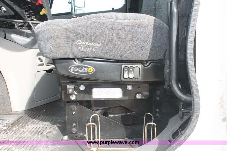 image for item H8374 2004 Freightliner Columbia semi truck