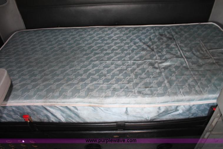 image for item H8374 2004 Freightliner Columbia semi truck