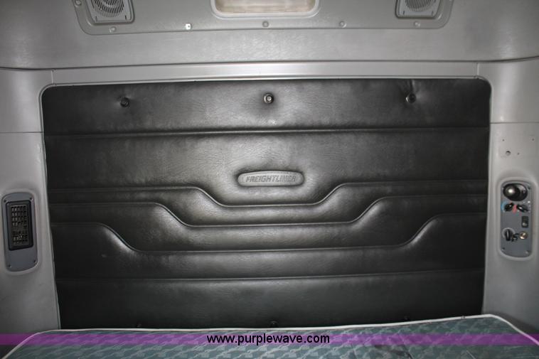 image for item H8374 2004 Freightliner Columbia semi truck