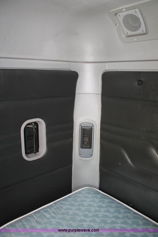 image for item H8374 2004 Freightliner Columbia semi truck