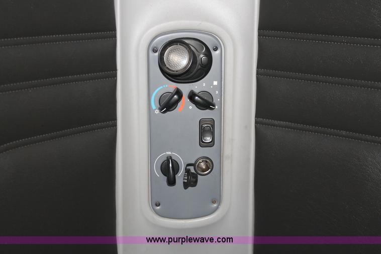 image for item H8374 2004 Freightliner Columbia semi truck