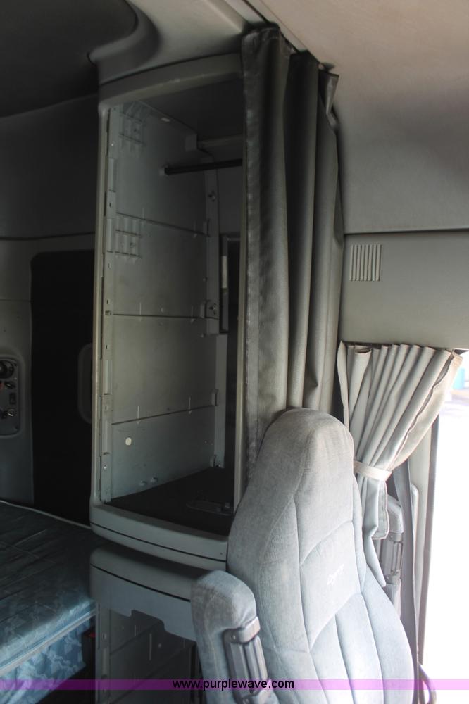 image for item H8374 2004 Freightliner Columbia semi truck