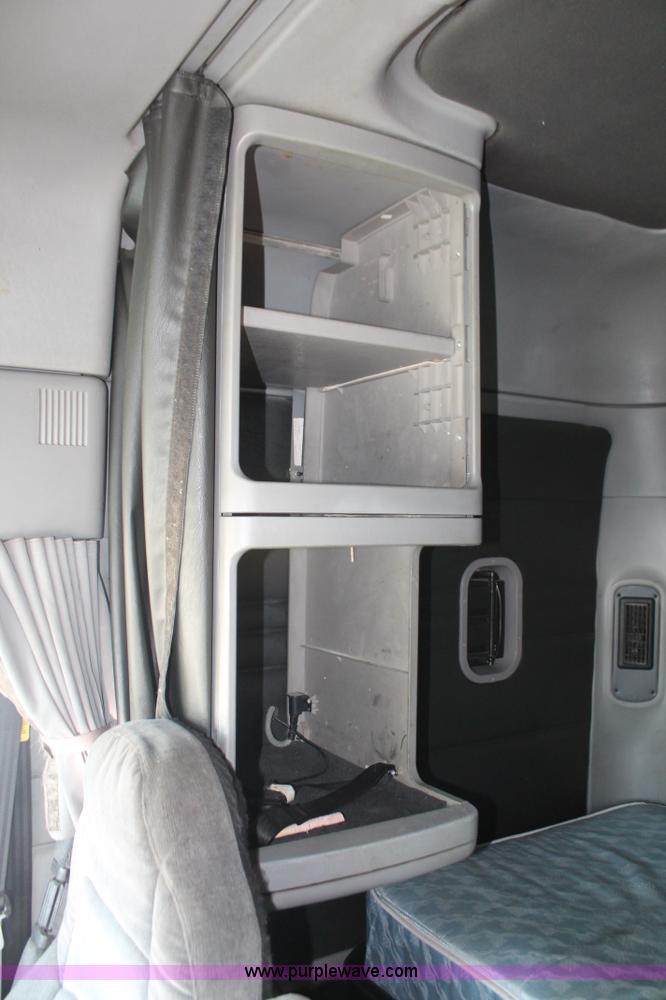 image for item H8374 2004 Freightliner Columbia semi truck