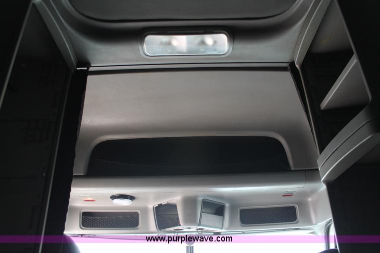 image for item H8374 2004 Freightliner Columbia semi truck