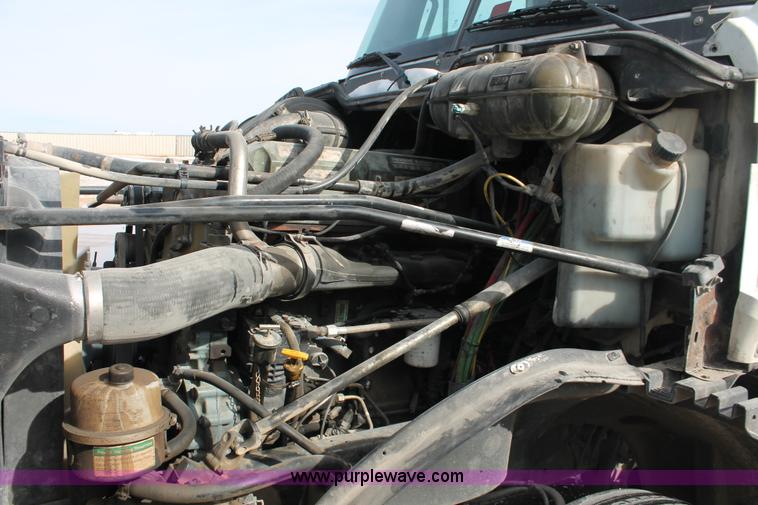 image for item H8374 2004 Freightliner Columbia semi truck