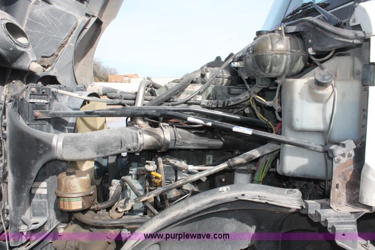 image for item H8374 2004 Freightliner Columbia semi truck