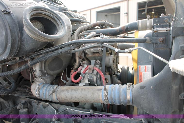 image for item H8374 2004 Freightliner Columbia semi truck