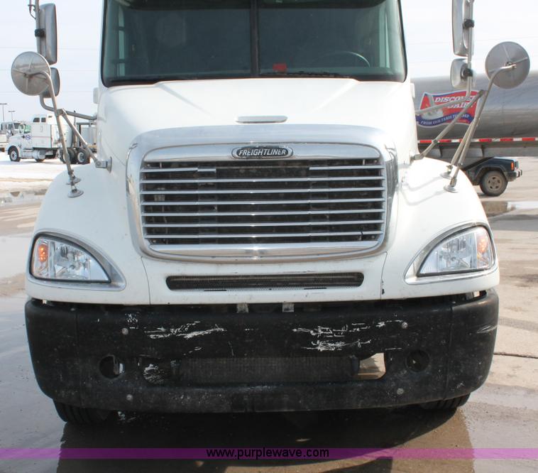 image for item H8374 2004 Freightliner Columbia semi truck