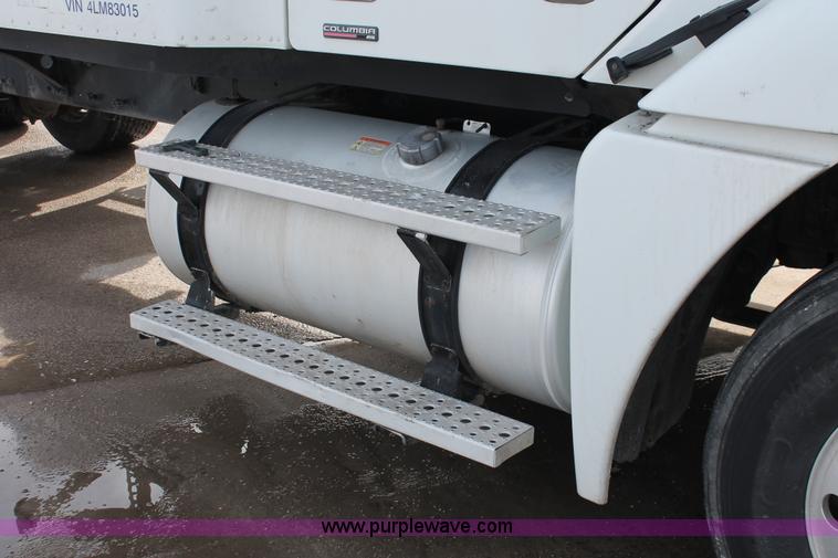 image for item H8374 2004 Freightliner Columbia semi truck