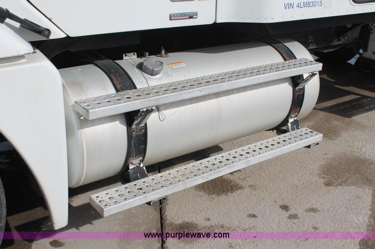 image for item H8374 2004 Freightliner Columbia semi truck