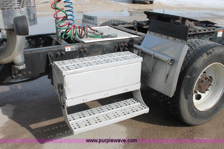 image for item H8374 2004 Freightliner Columbia semi truck