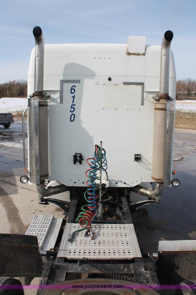 image for item H8374 2004 Freightliner Columbia semi truck