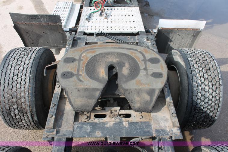 image for item H8374 2004 Freightliner Columbia semi truck