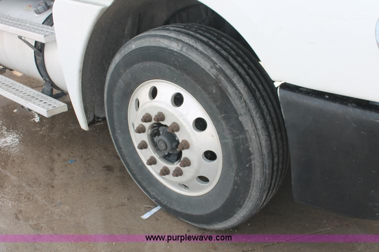 image for item H8374 2004 Freightliner Columbia semi truck