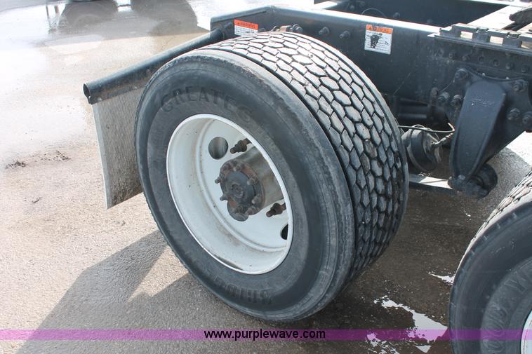 image for item H8374 2004 Freightliner Columbia semi truck