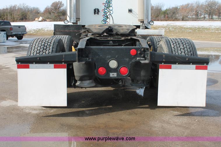 image for item H8374 2004 Freightliner Columbia semi truck