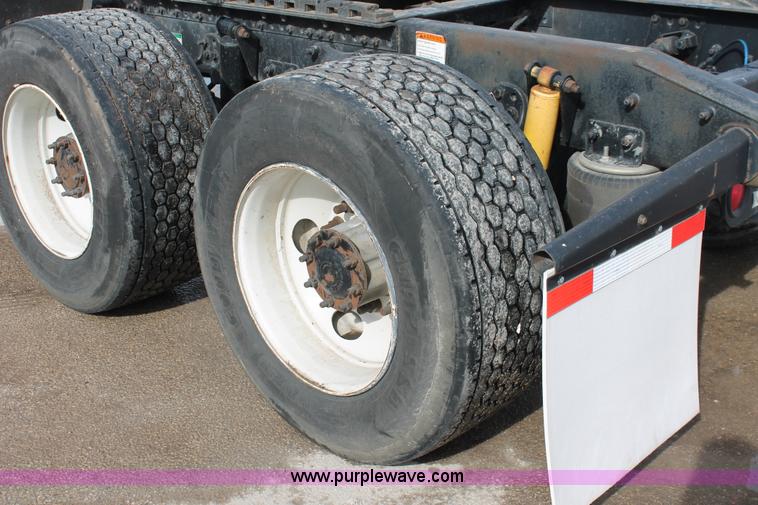 image for item H8374 2004 Freightliner Columbia semi truck