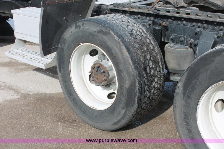 image for item H8374 2004 Freightliner Columbia semi truck