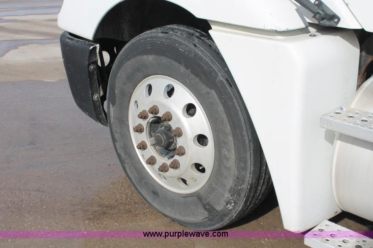 image for item H8374 2004 Freightliner Columbia semi truck