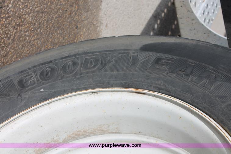 image for item H8374 2004 Freightliner Columbia semi truck