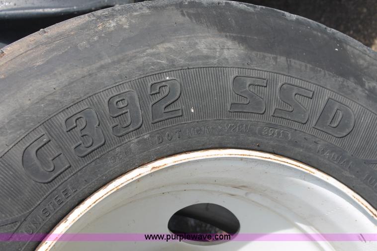 image for item H8374 2004 Freightliner Columbia semi truck