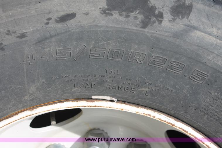 image for item H8374 2004 Freightliner Columbia semi truck