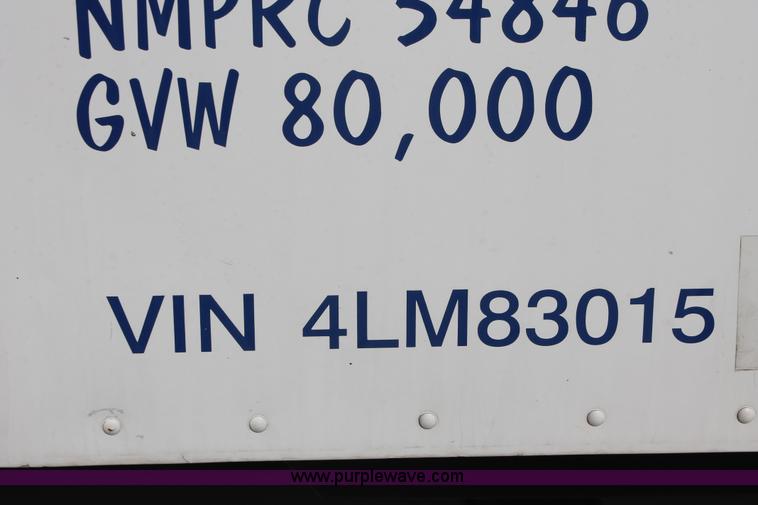 image for item H8374 2004 Freightliner Columbia semi truck