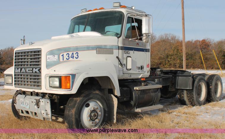 image for item H8375 1992 Mack CH613 semi truck