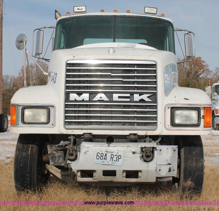 image for item H8375 1992 Mack CH613 semi truck