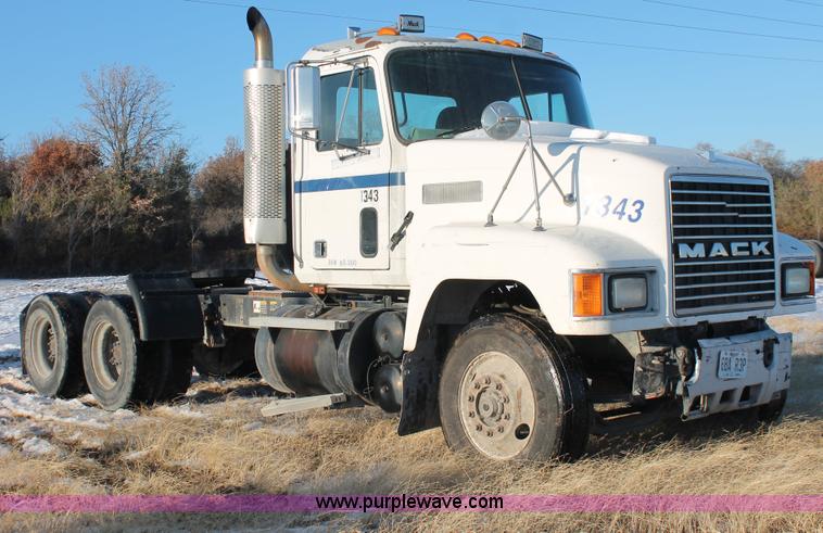 image for item H8375 1992 Mack CH613 semi truck